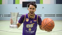 Sandy menunjukkan trofi ABL 2018/2019.