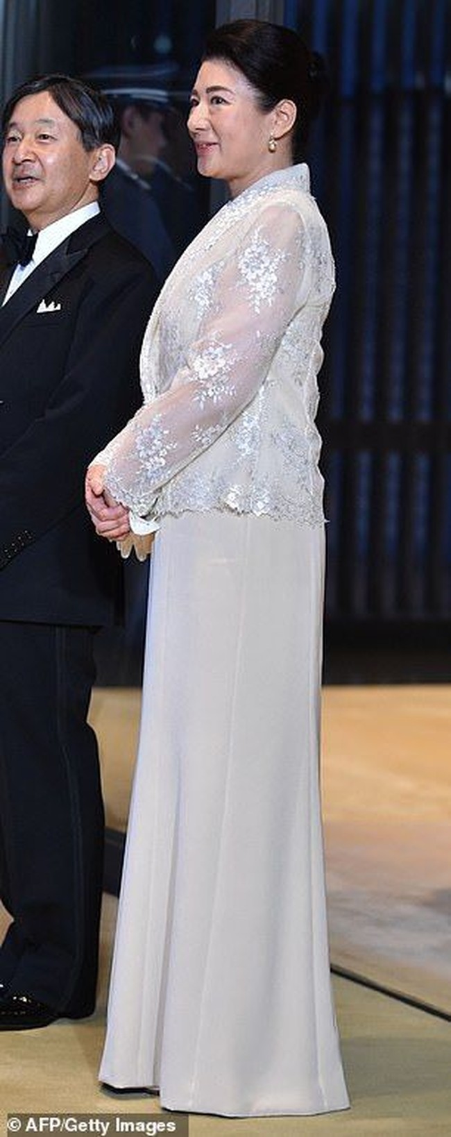 Putri Masako tidak kalah elegan menyambut Melania Trump. Dia memakai gaun panjang berwarna krem yang dipadukan bersama luaran lace dengan bagian lengan menerawang. Foto: Dok. Getty Images