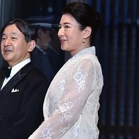 Putri Masako tidak kalah elegan menyambut Melania Trump. Dia memakai gaun panjang berwarna krem yang dipadukan bersama luaran lace dengan bagian lengan menerawang. Foto: Dok. Getty Images