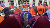 Warga ramai-ramai berkemah di halaman Masjid Raya Habiburrahman, Bandung, untuk melakukan iktikaf di minggu terakhir Ramadhan.