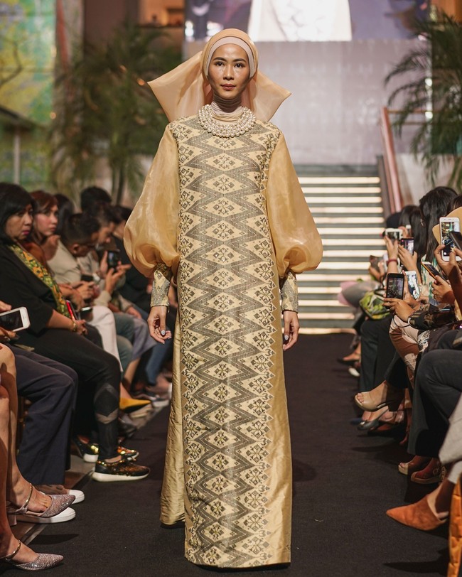 Fashion show Svarna by Ikat Indonesia dari Didiet Maulana kali ini menginspirasi kelembutan sinar rembulan untuk koleksi busananya di Ramadhan In Style 2019, Plaza Indonesia, Jakarta, Rabu [21/05/2019]. Foto: dok. IKAT Indonesia