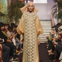 Fashion show Svarna by Ikat Indonesia dari Didiet Maulana kali ini menginspirasi kelembutan sinar rembulan untuk koleksi busananya di Ramadhan In Style 2019, Plaza Indonesia, Jakarta, Rabu [21/05/2019]. Foto: dok. IKAT Indonesia