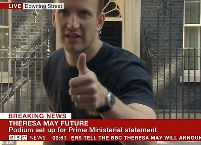 Mengetahui reaksi netizen, Tobius mengaku sangat terkejut dan menganggap pujian tersebut terlalu berlebihan. Aku harus bilang, matahari sedang bersinar dengan terang di posisi yang pas sehingga penampilanku terlihat lebih baik, kata Tobius kepada Daily Mail. (Foto: BBC UK)