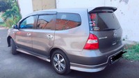 Chaeca menawarkan mobil bekasnya, Nissan Livina, kepada calon konsumen yang berminat. Menariknya, Chaeca juga menyertakan dirinya di dalam paket pembelian itu. Foto: Pool/Facebook/Chaeca