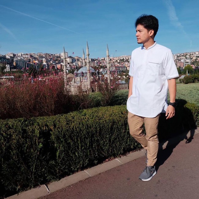 Jika ingin memakai baju koko putih untuk salat Ied, kamu bisa memadukannya dengan celana berwarna beige untuk tampil berbeda.  Foto: Instagram/DimasSeto