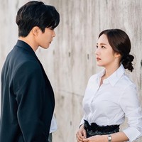 Selain setelan blazer dan celana, para wanita karier biasanya juga mengenakan padanan kemeja dan rok. Agar gaya lebih segar, hindari selalu pakai rok sepan dan cari opsinya yang atraktif seperti berikut ini. Foto: TvN