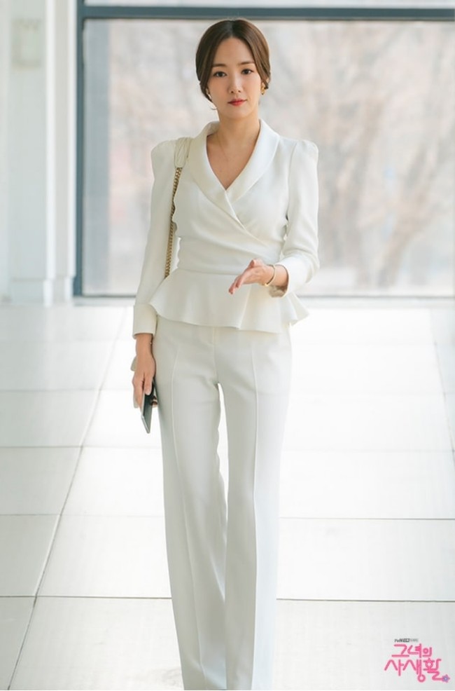 Dalam drama terbarunya, Her Private Life, Park Min Young berperan sebagai Sung Duk Mi, seorang kurator seni sekaligus manajer fansite. Saat bekerja sebagai kurator, Duk Mi kerap memakai setelan yang membuatnya terlihat profesional dan powerful. Foto: TvN