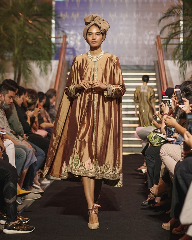 Fashion show Svarna by Ikat Indonesia dari Didiet Maulana kali ini menginspirasi kelembutan sinar rembulan untuk koleksi busananya di Ramadhan In Style 2019, Plaza Indonesia, Jakarta, Rabu [21/05/2019]. Foto: dok. IKAT Indonesia