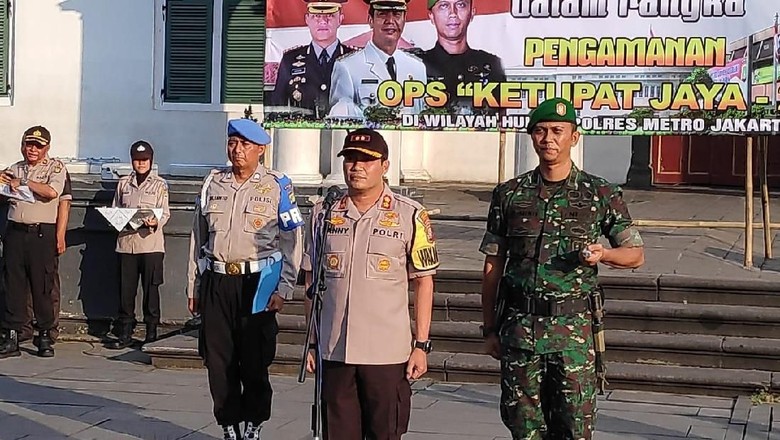 Polisi Patroli 24 Jam di Perumahan Warga Jakbar yang Ditinggal Mudik Polisi Patroli 24 Jam di Perumahan Warga Jakbar yang Ditinggal Mudik