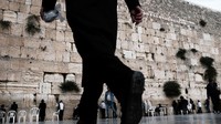 Sejarah keberadaan bait suci tak dapat dilepaskan dari sejarah Kerajaan Israel Kuno. Bait suci pertama diketahui hancur ketika Raja Nebukadnezar II menyerang Yerusalem. Kemudian Bait Suci Kedua dibangun pada masa kepemimpinan Herodes. Di pembangunan yang kedua ini Bait Suci Salomo mengalami diperluas dan memakan waktu pembangunan hingga 46 tahun. Spencer Platt/Getty Images.