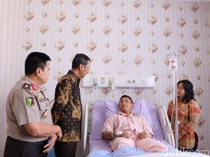 Wakili Jokowi, Kasetpres Jenguk Polisi Korban Rusuh 22 Mei di RS Polri