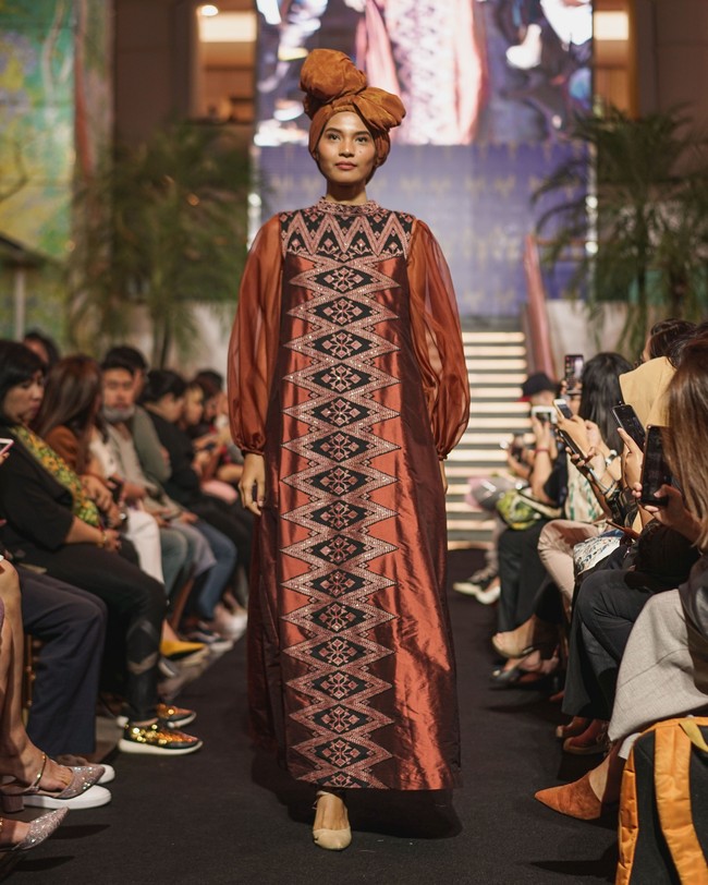 Fashion show Svarna by Ikat Indonesia dari Didiet Maulana kali ini menginspirasi kelembutan sinar rembulan untuk koleksi busananya di Ramadhan In Style 2019, Plaza Indonesia, Jakarta, Rabu [21/05/2019]. Foto: dok. IKAT Indonesia