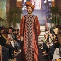 Fashion show Svarna by Ikat Indonesia dari Didiet Maulana kali ini menginspirasi kelembutan sinar rembulan untuk koleksi busananya di Ramadhan In Style 2019, Plaza Indonesia, Jakarta, Rabu [21/05/2019]. Foto: dok. IKAT Indonesia