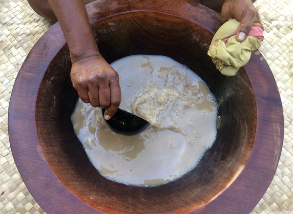 Rasa yang dihasilkan cukup beragam, mulai agak pahit, pedas bahkan sedikit rasa lumpur. Namun efek dari kava dipercaya untuk memberikan perasaan santai bagi peminumnya. (iStock) Rasa yang dihasilkan cukup beragam, mulai agak pahit, pedas bahkan sedikit rasa lumpur. Namun efek dari kava dipercaya untuk memberikan perasaan santai bagi peminumnya. (iStock)