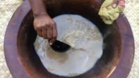 Rasa yang dihasilkan cukup beragam, mulai agak pahit, pedas bahkan sedikit rasa lumpur. Namun efek dari kava dipercaya untuk memberikan perasaan santai bagi peminumnya. (iStock)
