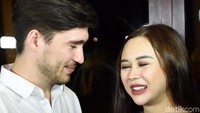 Aura dan Eryck menceritakan pengalaman puasanya sebagai pasangan suami istri. Pool/Noel/detikFoto.