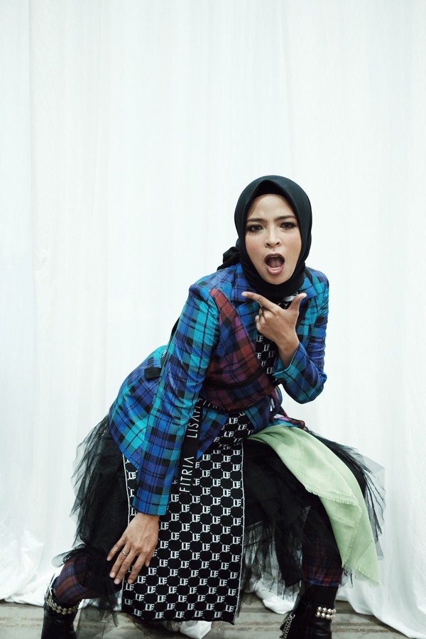 Foto Ini Cara Bergaya Hijab Rock And Roll Ala Tantri Kotak