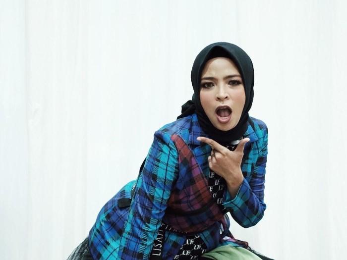 Gaya Hijab Tantri Kotak yang Rock and Roll Gaya Hijab Tantri Kotak yang Rock and Roll