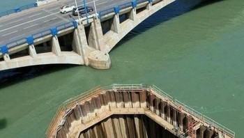 Begini cara membangun jembatan di atas air. Foto: Brightside