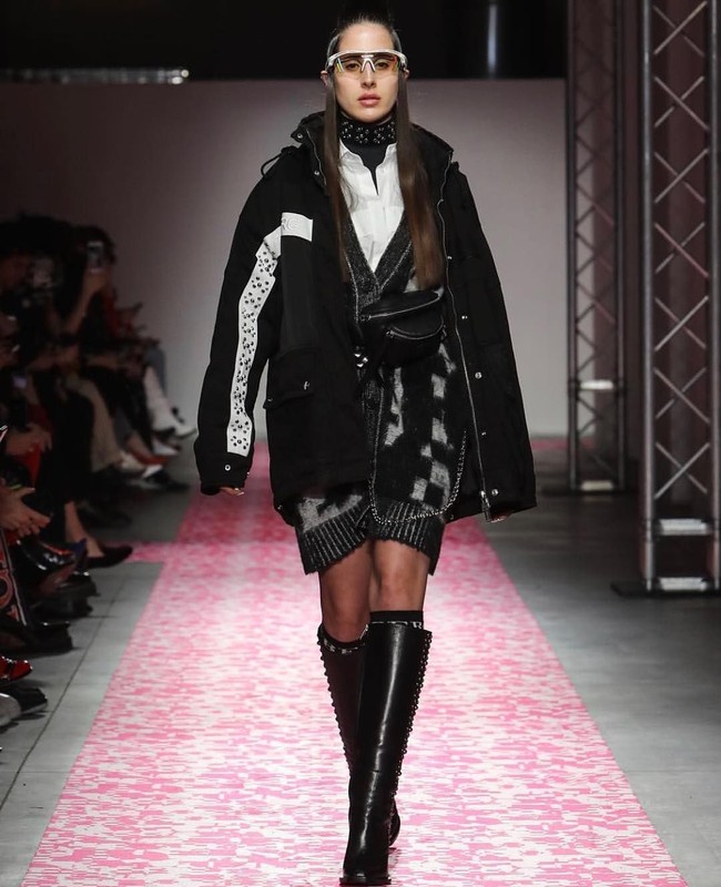 Dunia modelling bagi Taleedah Tamer bukanlah hal yang asing. Ibunya, Cristina Tamer adalah mantan penari dan model untuk sejumlah desainer di antaranya Giorgio Armani, Gianfranco Ferre dan La Perla. Foto: Instagram @taleedah