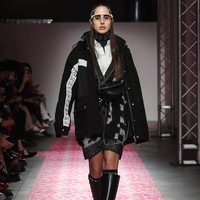 Dunia modelling bagi Taleedah Tamer bukanlah hal yang asing. Ibunya, Cristina Tamer adalah mantan penari dan model untuk sejumlah desainer di antaranya Giorgio Armani, Gianfranco Ferre dan La Perla. Foto: Instagram @taleedah