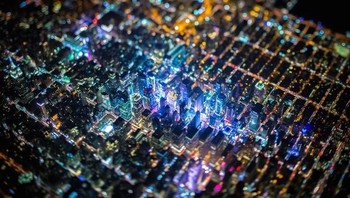 Ini bukan motherboard, tapi New York di waktu malam. Foto: Brightside