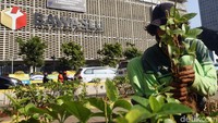 Petugas nampak sibuk menanam satu per satu tanaman hijau untuk kembali mempercantik area di depan gedung Bawaslu, Jakarta.