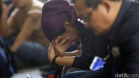 Keluarga yang hadir di sidang tersebut tak kuasa menahan kesedihan saat mendengar Ratna Sarumpaet dituntut 6 tahun penjara.