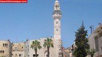 Selanjutnya ada Masjid Umar bin Khattab. Masjid ini dibangun oleh Afdhal Ali yang merupakan putra dari Shalahudin Al Ayyubi pada tahun 1193 Masehi untuk mengenang keberhasilan Khalifah Umar bin Khattab mengambil alih Yerusalem. Usai berhasil menguasai Yerusalem pada tahun 638 Masehi, Khalifah Umar bin Khatab RA mencari tempat untuk melaksanakan salat. Ia pun ditawarkan untuk salat di Gereja Makam Kudus, namun Umar menolak dan memilih untuk salat di area luar gereja. Dok. www.beautifulmosque.com.