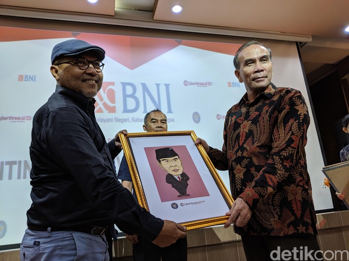 Kepala BSSN Hinsa Siburian sebelah kanan. Foto: detikINET/Agus Tri Haryanto Kepala BSSN Hinsa Siburian sebelah kanan. Foto: detikINET/Agus Tri Haryanto