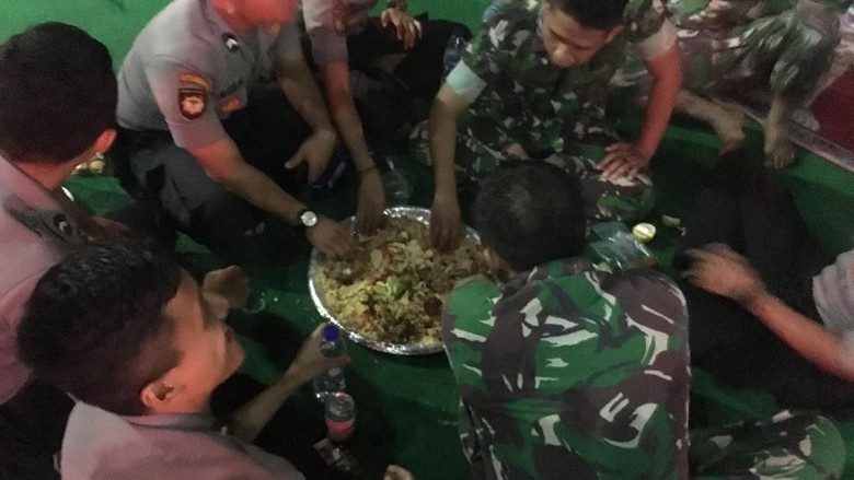 Selesai Amankan Jakarta Pascaaksi, TNI-Polri Kompak Bukber di Jakbar Selesai Amankan Jakarta Pascaaksi, TNI-Polri Kompak Bukber di Jakbar