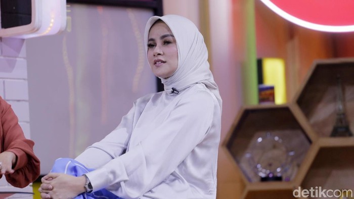 Olla dan Cynthia Ramlan saat ditemui di studio Trans TV.