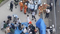 Para korban tengah mendapat perawatan di lokasi kejadian. Mandatory credit Kyodo/via REUTERS.