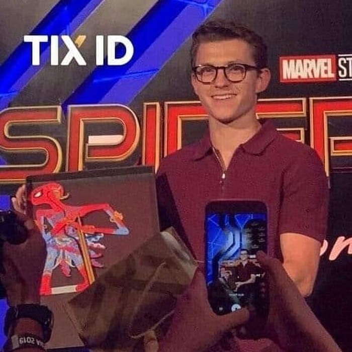 Tom Holland dikasih hadiah wayang kulit Spider-Man karya Is Yuniarto Tom Holland dikasih hadiah wayang kulit Spider-Man karya Is Yuniarto