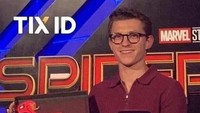 Komikus Is Yuniarto sukses membuat wayang superhero dari Marvel maupun DC Comics. Wayang ciptaannya pun kini diakui dunia. Ini foto saat Tom Holland memegang wayang buatannya. Foto: Is Yuniarto/ Instagram