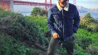 Senyum menawannya dengan latar Golden Gate Bridge di San Fransisko. (menamassoud/Instagram)