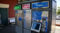 Hanya ada vending machine atau mesin tiket bagi Anda yang ingin membeli tiket kereta. Kalau bingung, jangan ragu untuk bertanya pada penumpang lain (Ahmad Masaul Khoiri/detikcom)