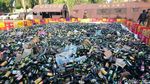Ribuan Botol Miras Dimusnahkan dengan Digilas Alat Berat