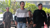 Selain itu seorang pria juga terlihat dibawa oleh petugas KPK menuju lobi gedung.