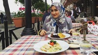 Wanita bernama lengkap Fatimah Tania Nadira ini sempat mengenakan hijab. Pada pertengahan Mei 2016, Tania berpose sebelum menyantap beefsteak di Hungaria. Foto: Instagram tanianadiraa