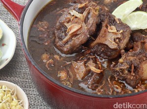 Menu Harian Ramadhan ke-25 : Uenak! Rawon Buntut Spesial untuk Makan Malam