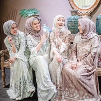 Melalui akun Instagram, Shandy mengungkap acara kumpul keluarga ini rutin dilakukan baik saat Ramadan maupun Natal. Meski berbeda agama, mereka hidup penuh toleransi. Foto: Instagram/ShandyAulia