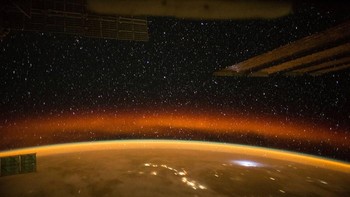Pemandangan Matahari tenggelam yang menawan. Foto: NASA