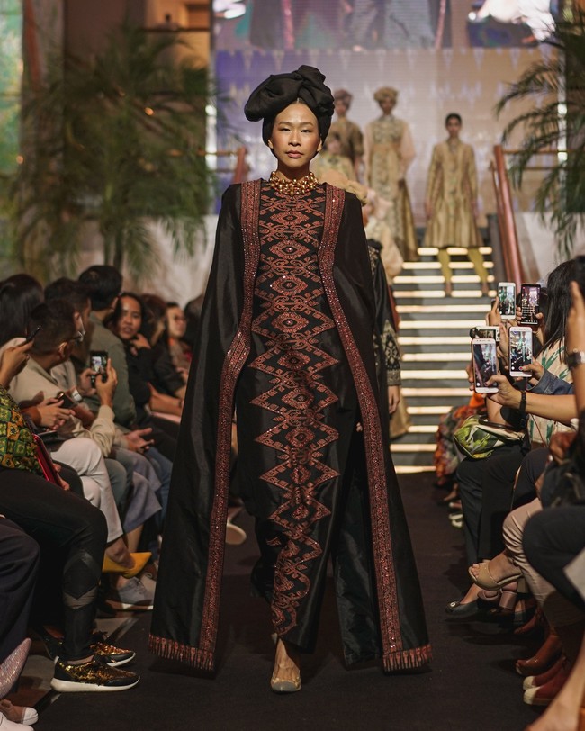 Fashion show Svarna by Ikat Indonesia dari Didiet Maulana kali ini menginspirasi kelembutan sinar rembulan untuk koleksi busananya di Ramadhan In Style 2019, Plaza Indonesia, Jakarta, Rabu [21/05/2019]. Foto: dok. IKAT Indonesia