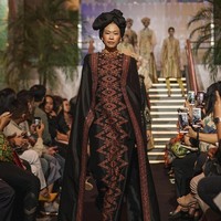 Fashion show Svarna by Ikat Indonesia dari Didiet Maulana kali ini menginspirasi kelembutan sinar rembulan untuk koleksi busananya di Ramadhan In Style 2019, Plaza Indonesia, Jakarta, Rabu [21/05/2019]. Foto: dok. IKAT Indonesia