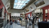 Museum ini berisikan berbagai macam karya seni berupa lukisan, patung, kerajinan tangan hingga artefak bersejarah. Kegiatan mengunjungi museum ini sangat ampuh mengusir bosan tatkala menunggu waktu berbuka puasa (M Ainul Yaqin/Istimewa)
