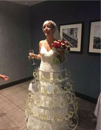 Unik Banget, Gaun Pengantin Wanita Ini Dilengkapi Tempat Gelas Wine