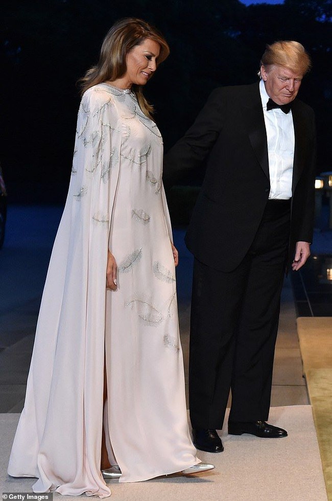 Harga kaftan Melania tentu tak murah. Dibanderol US$ 4.490 atau setara dengan Rp 64 juta oleh J. Mendel. Foto: Dok. Getty Images