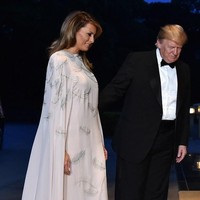 Harga kaftan Melania tentu tak murah. Dibanderol US$ 4.490 atau setara dengan Rp 64 juta oleh J. Mendel. Foto: Dok. Getty Images