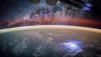 Bermacam cahaya berpendar saat ISS berada di atas pulau Kiribati. Foto: NASA